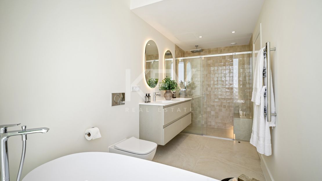 Casa adosada de 4 dormitorios con vistas al golf y al mar en La Quinta, Benahavís