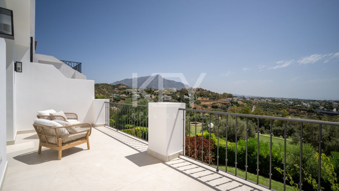 Casa adosada de 4 dormitorios con vistas al golf y al mar en La Quinta, Benahavís