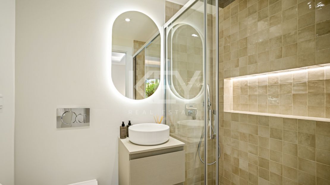 Casa adosada de 4 dormitorios con vistas al golf y al mar en La Quinta, Benahavís