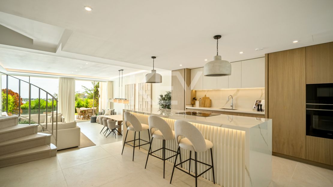 Casa adosada de 4 dormitorios con vistas al golf y al mar en La Quinta, Benahavís