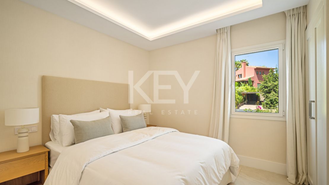 Casa adosada de 4 dormitorios con vistas al golf y al mar en La Quinta, Benahavís