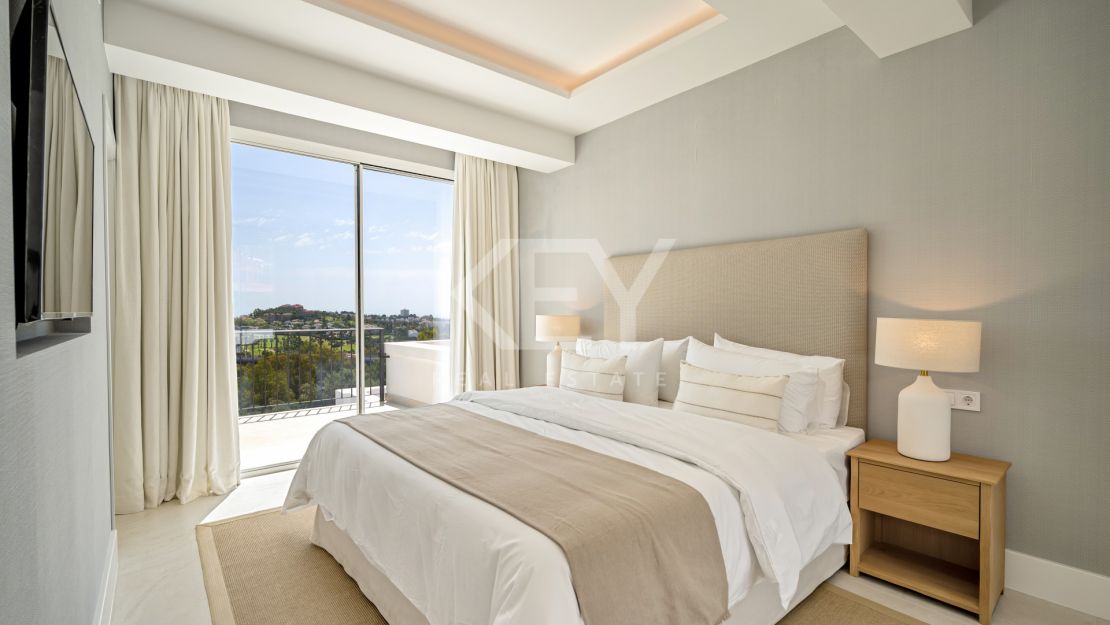 Casa adosada de 4 dormitorios con vistas al golf y al mar en La Quinta, Benahavís