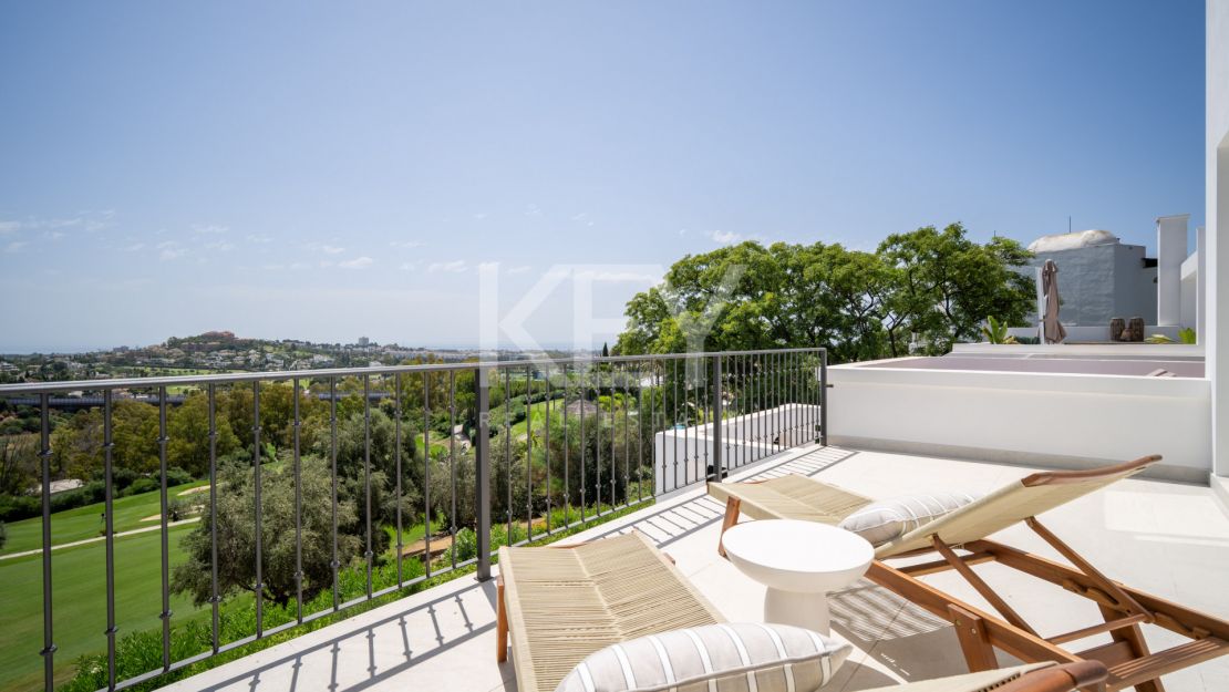 Casa adosada de 4 dormitorios con vistas al golf y al mar en La Quinta, Benahavís