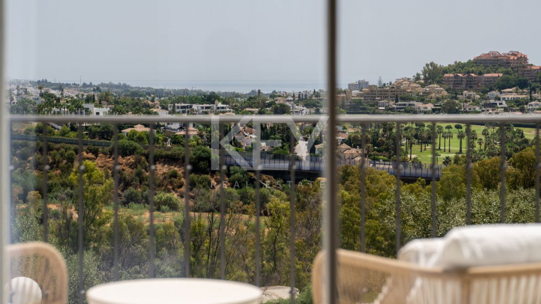 Casa adosada de 4 dormitorios con vistas al golf y al mar en La Quinta, Benahavís