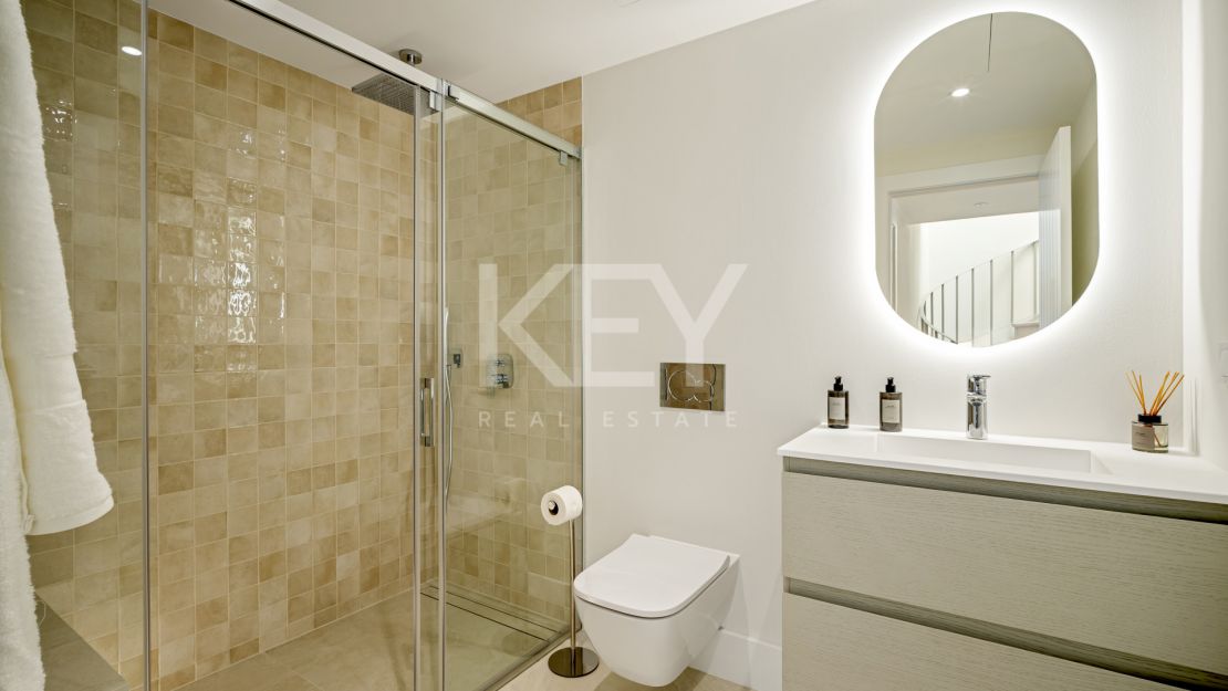 Casa adosada de 4 dormitorios con vistas al golf y al mar en La Quinta, Benahavís