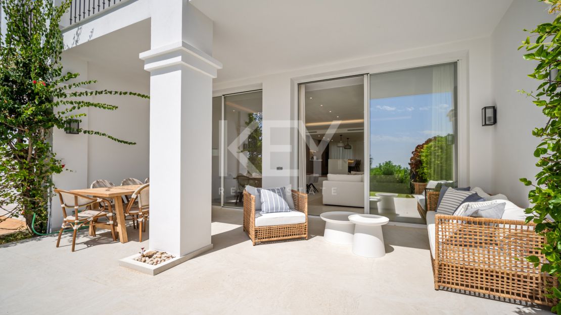 Casa adosada de 4 dormitorios con vistas al golf y al mar en La Quinta, Benahavís