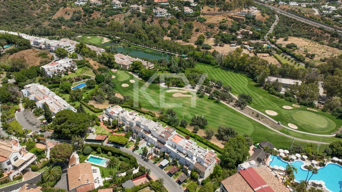 Casa adosada de 4 dormitorios con vistas al golf y al mar en La Quinta, Benahavís