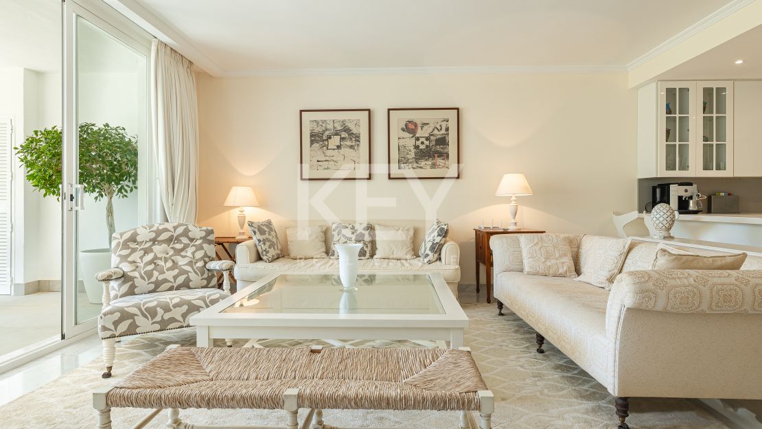 Elegante apartamento en planta baja en Puente Romano, Milla de Oro de Marbella