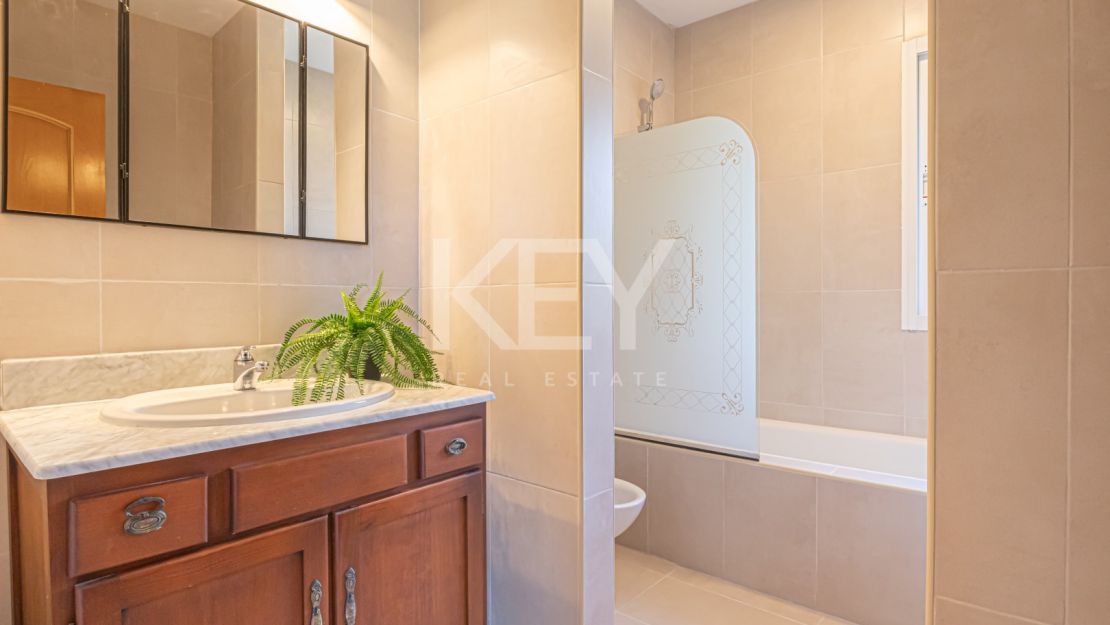 Classic-style frontline golf Villa in Guadalmina Alta