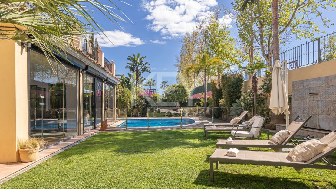Classic-style frontline golf Villa in Guadalmina Alta