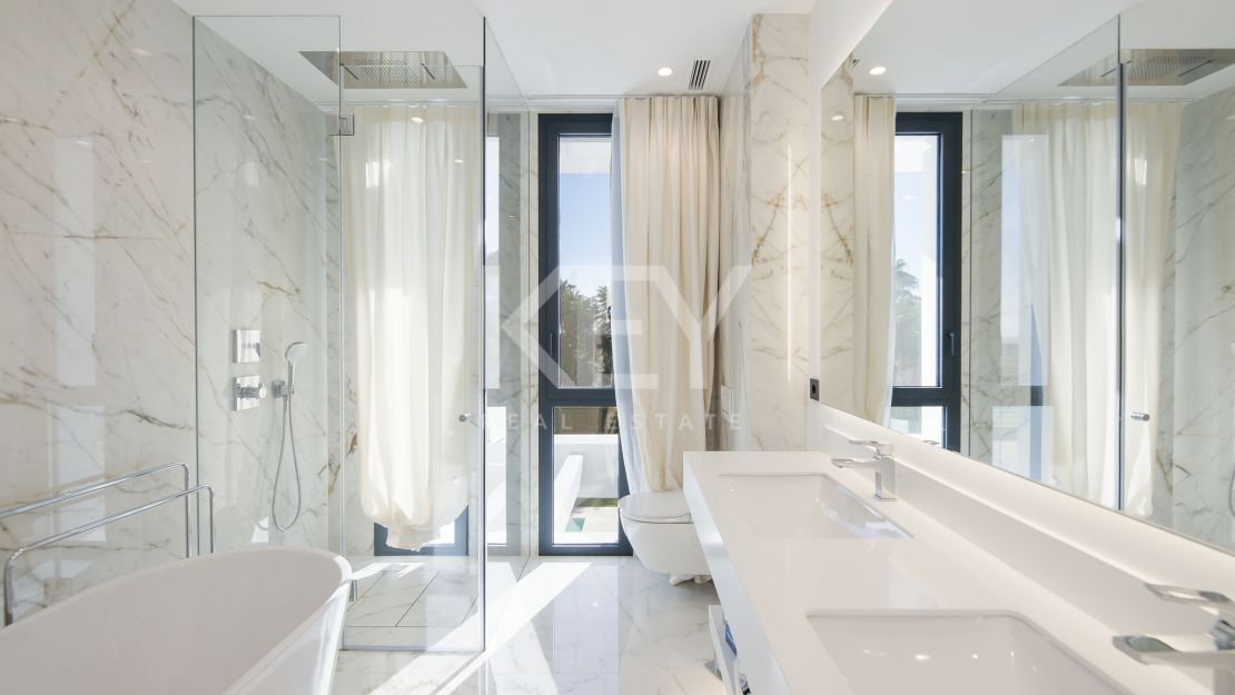 Современная вилла с панорамным видом на море в Лос Фламингос, Бенахавис