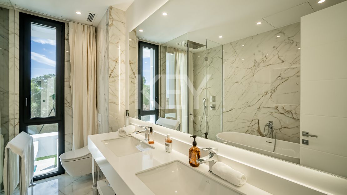 Современная вилла с панорамным видом на море в Лос Фламингос, Бенахавис