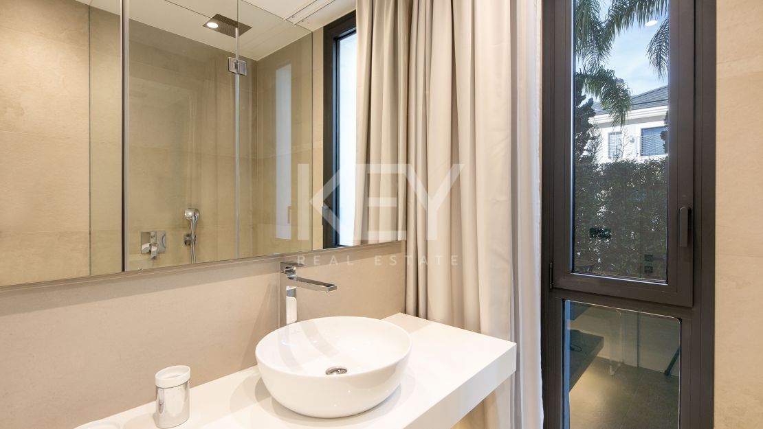 Современная вилла с панорамным видом на море в Лос Фламингос, Бенахавис