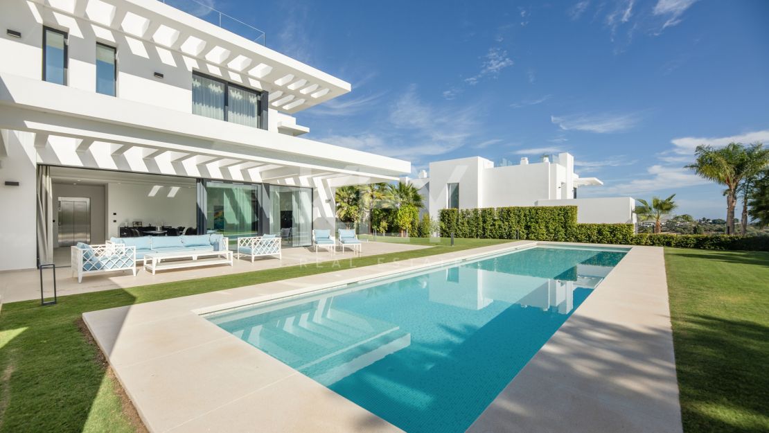 Современная вилла с панорамным видом на море в Лос Фламингос, Бенахавис
