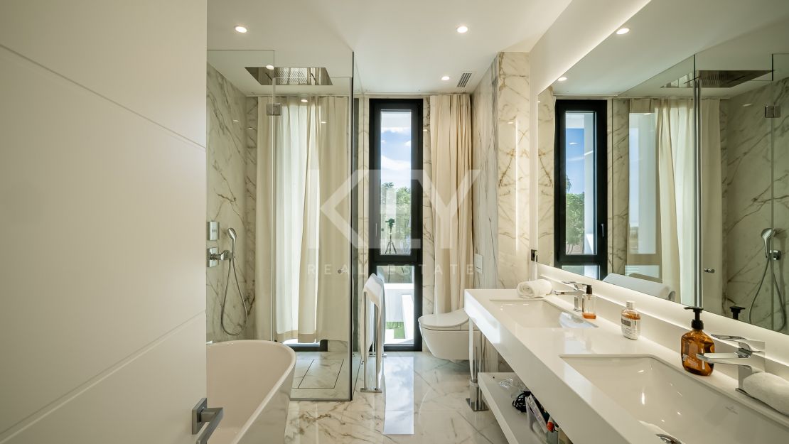 Современная вилла с панорамным видом на море в Лос Фламингос, Бенахавис