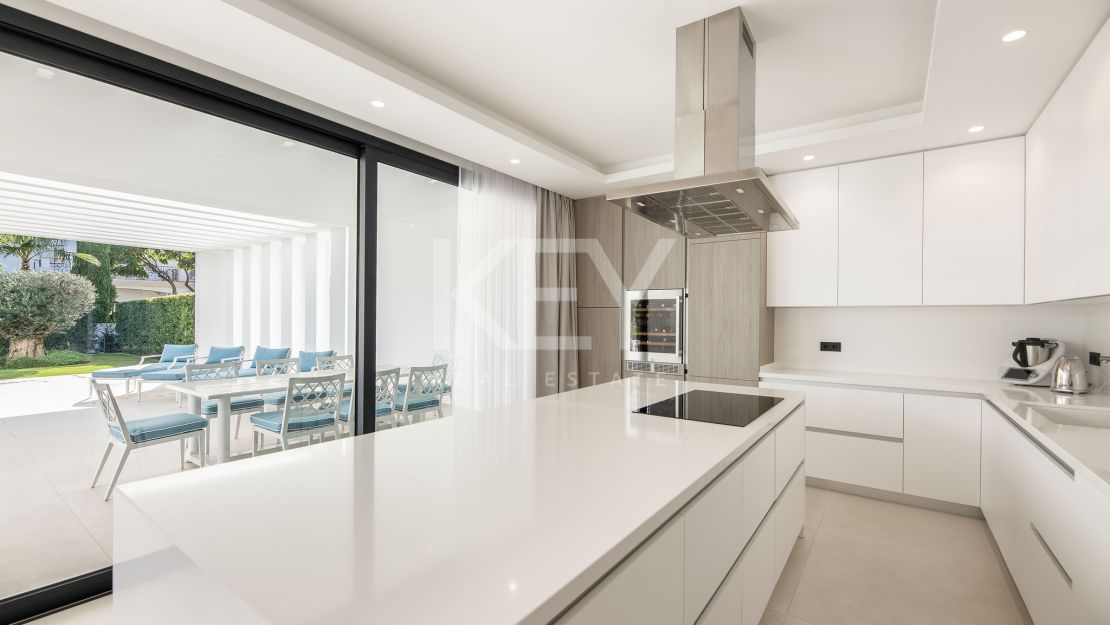 Современная вилла с панорамным видом на море в Лос Фламингос, Бенахавис