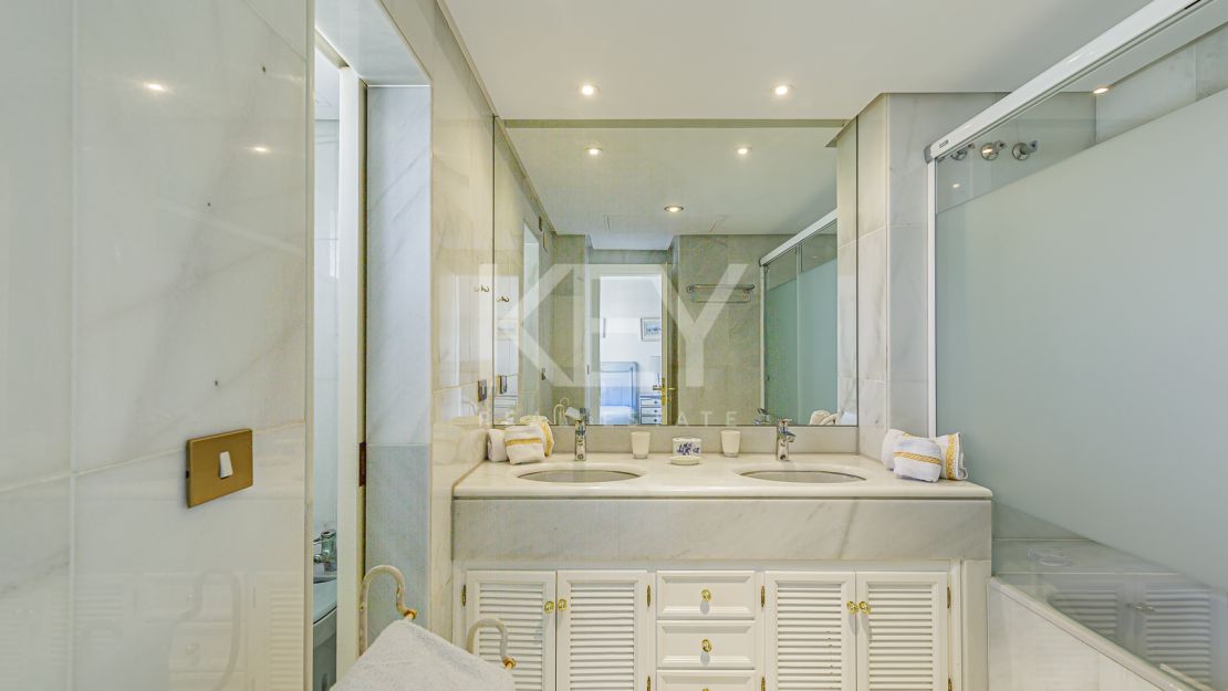 Ático espectacular con vistas al mar en Puerto Banús