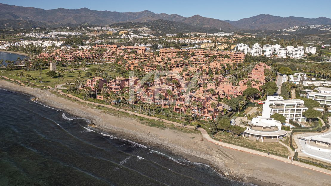 Renovated beachfront apartment with direct sea access on the New Golden Mile