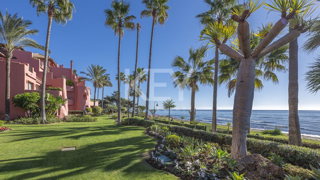 Renovated beachfront apartment with direct sea access on the New Golden Mile