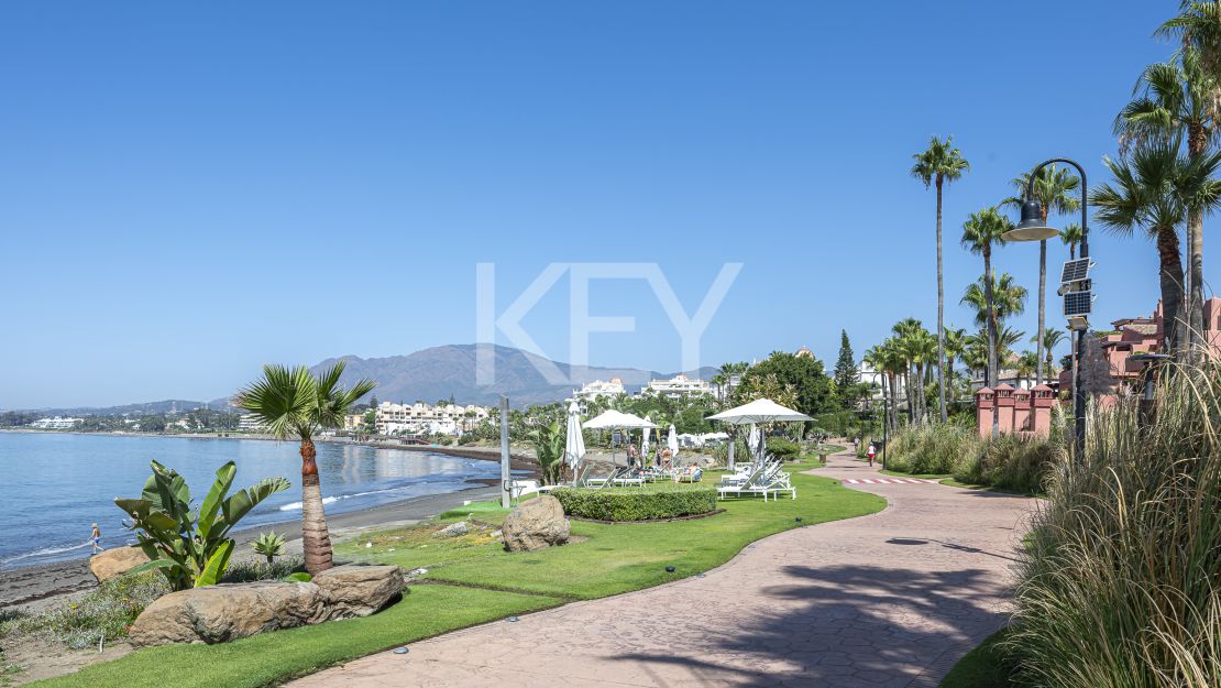 Renovated beachfront apartment with direct sea access on the New Golden Mile