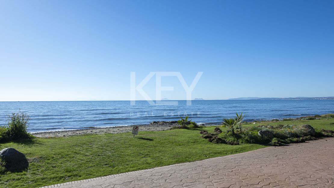 Renovated beachfront apartment with direct sea access on the New Golden Mile