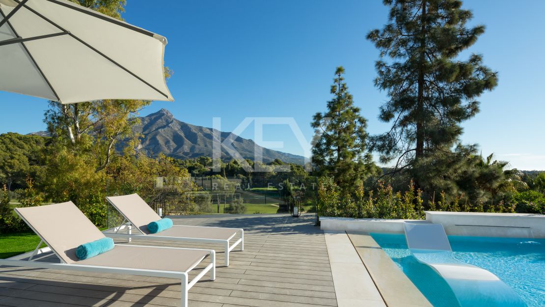Contemporary villa with golf and mountain views in Nueva Andalucía