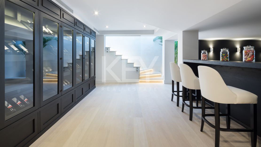 Contemporary villa with golf and mountain views in Nueva Andalucía