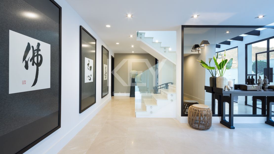 Contemporary villa with golf and mountain views in Nueva Andalucía