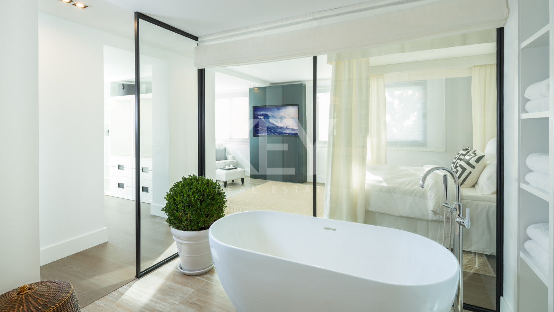 Contemporary villa with golf and mountain views in Nueva Andalucía