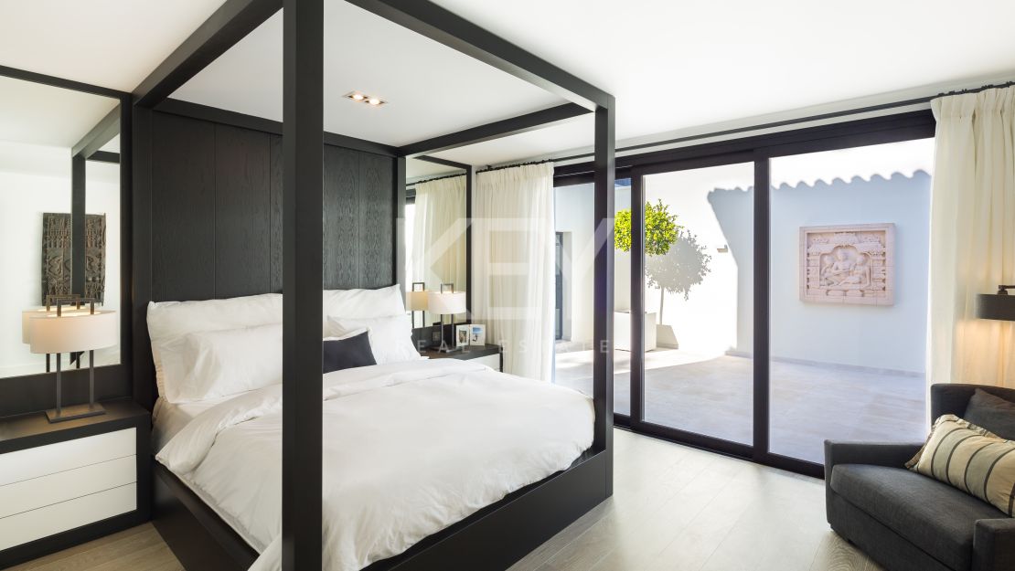 Contemporary villa with golf and mountain views in Nueva Andalucía