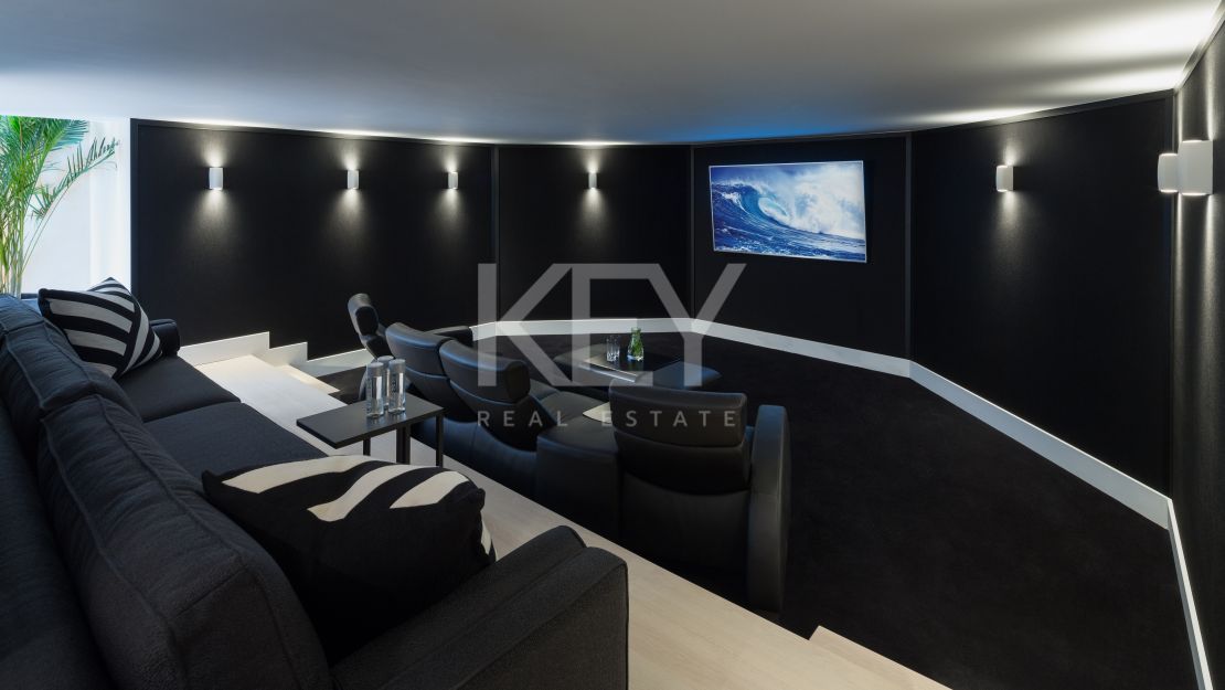 Contemporary villa with golf and mountain views in Nueva Andalucía