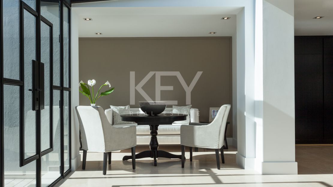 Contemporary villa with golf and mountain views in Nueva Andalucía