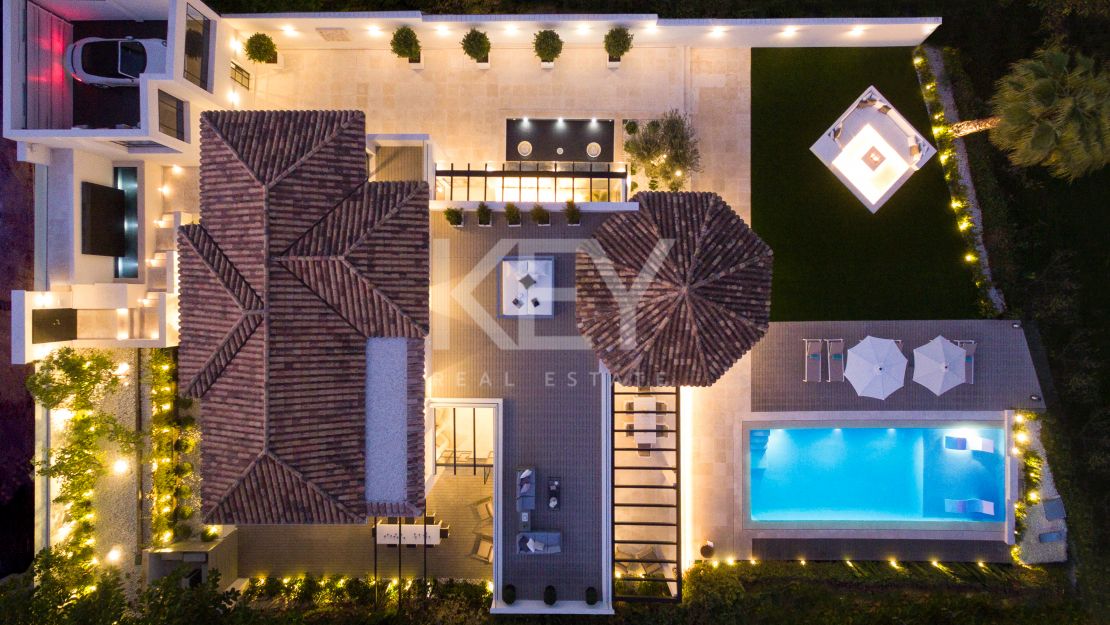 Contemporary villa with golf and mountain views in Nueva Andalucía