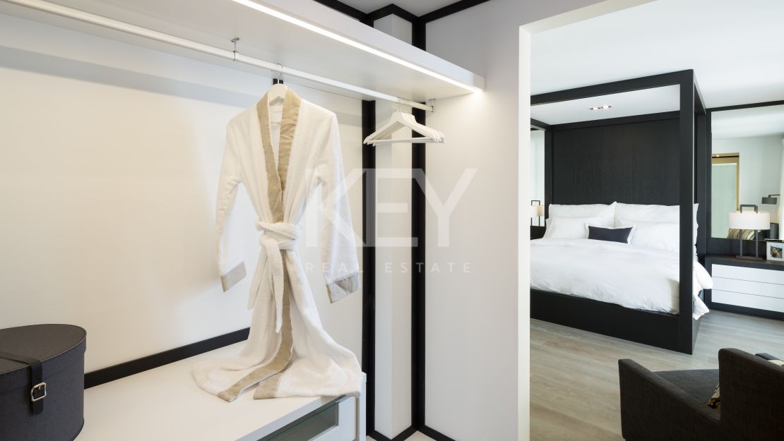 Contemporary villa with golf and mountain views in Nueva Andalucía