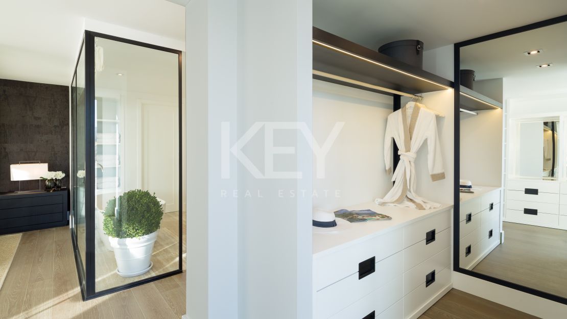 Contemporary villa with golf and mountain views in Nueva Andalucía