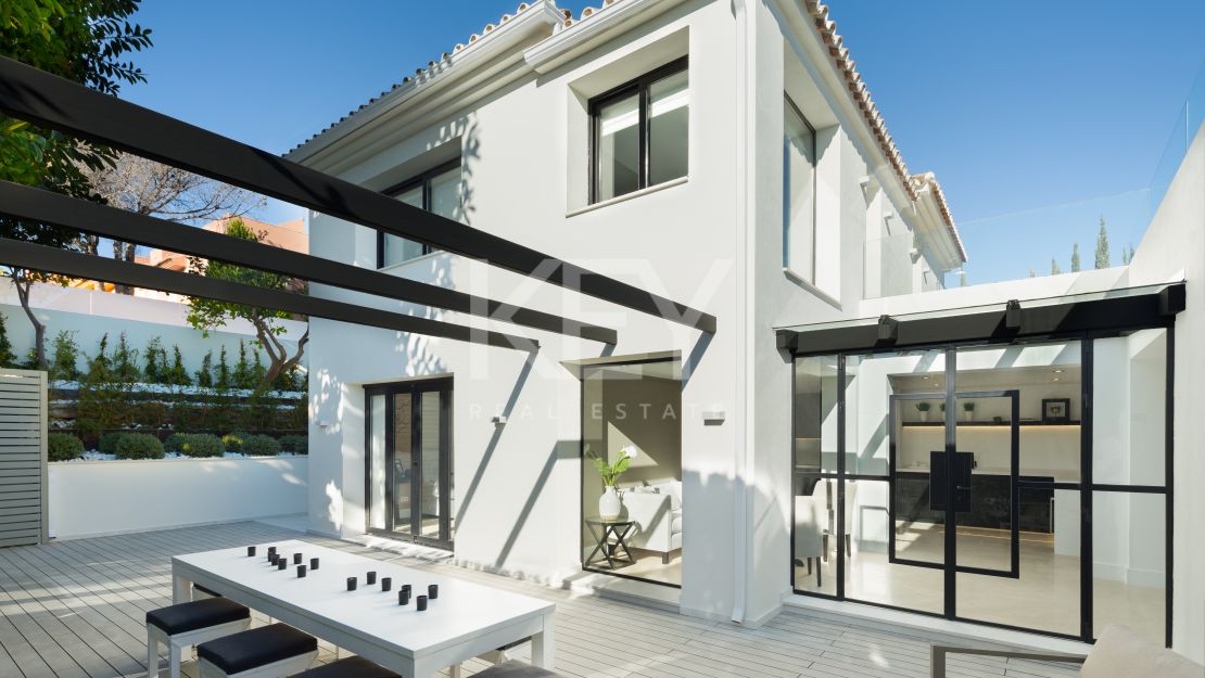 Contemporary villa with golf and mountain views in Nueva Andalucía