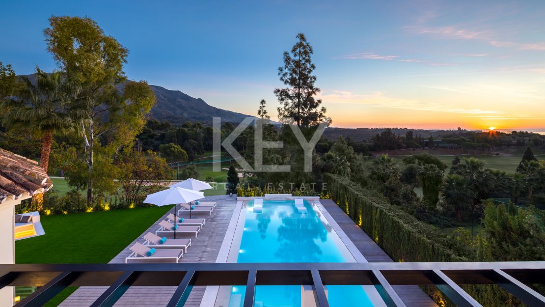 Contemporary villa with golf and mountain views in Nueva Andalucía