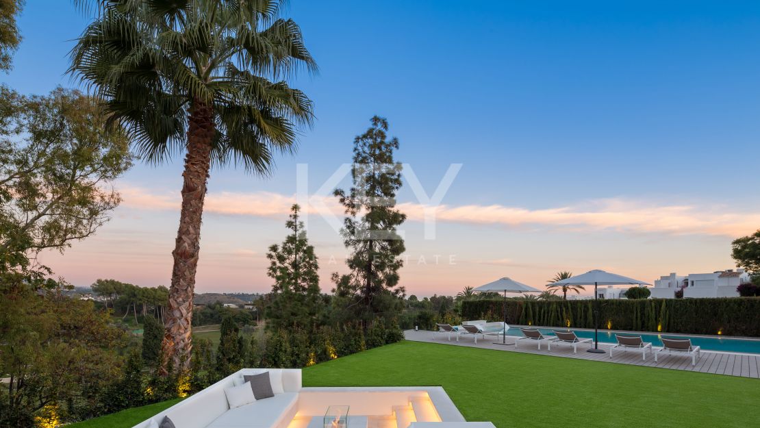 Contemporary villa with golf and mountain views in Nueva Andalucía