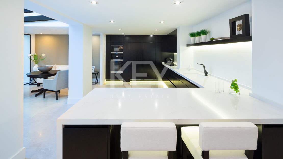 Contemporary villa with golf and mountain views in Nueva Andalucía