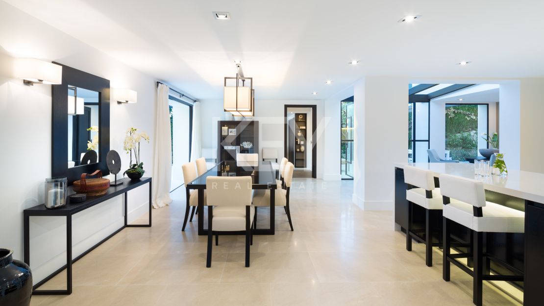 Contemporary villa with golf and mountain views in Nueva Andalucía