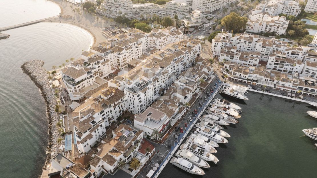 Dúplex en primera línea en el corazón de Puerto Banús