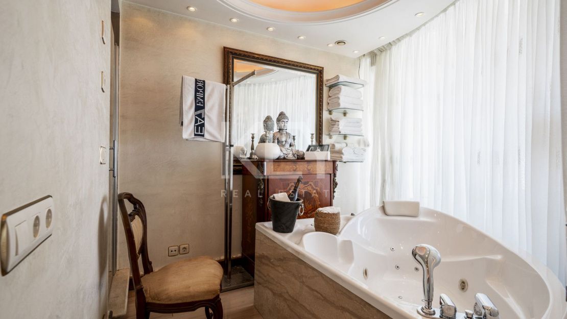 Dúplex en primera línea en el corazón de Puerto Banús