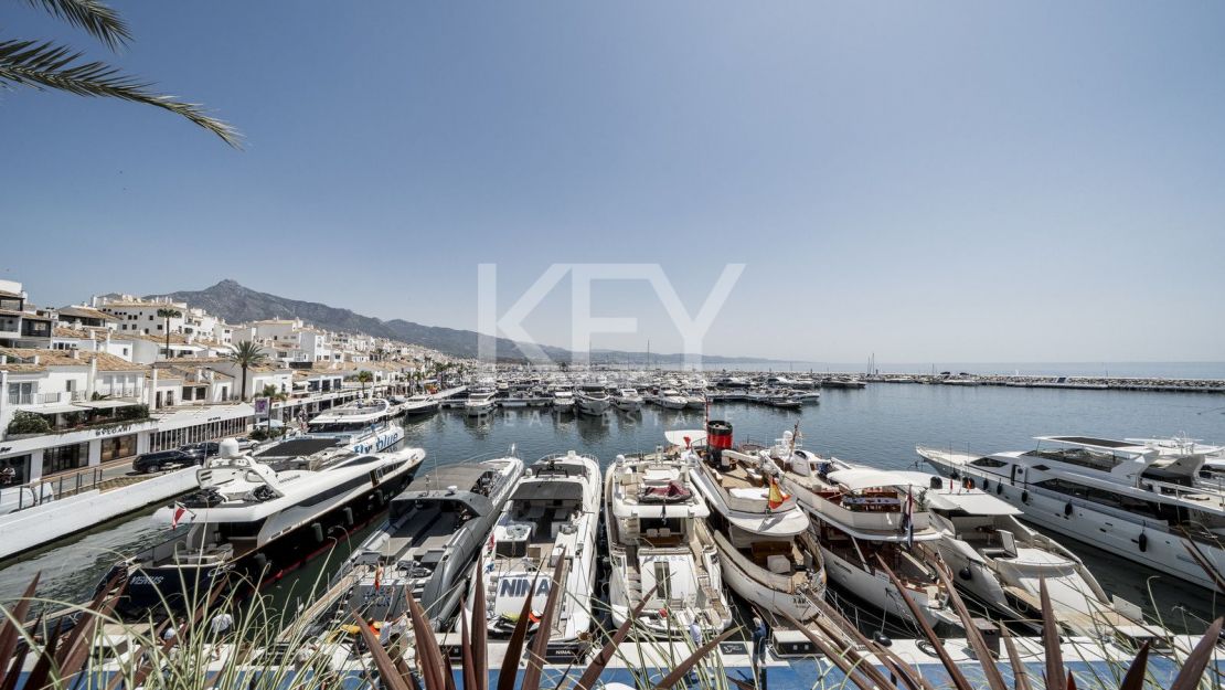 Dúplex en primera línea en el corazón de Puerto Banús