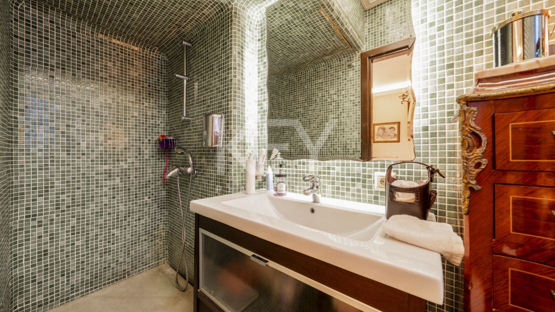 Dúplex en primera línea en el corazón de Puerto Banús