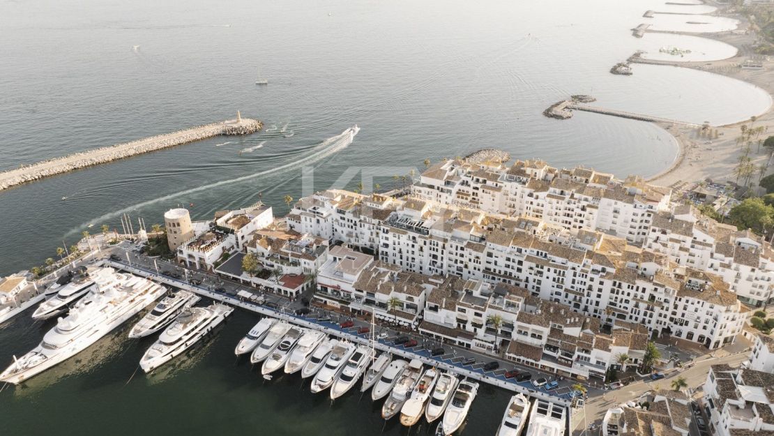 Dúplex en primera línea en el corazón de Puerto Banús