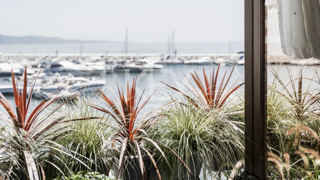 Dúplex en primera línea en el corazón de Puerto Banús