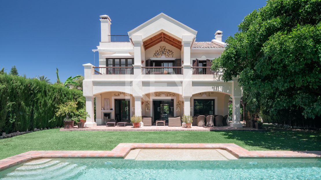 Elegante villa con encanto clásico en Sierra Blanca