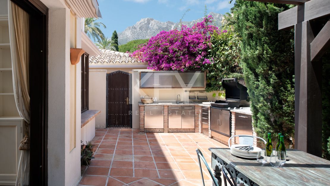 Элегантная вилла с классическим шармом в Сьерра-Бланка