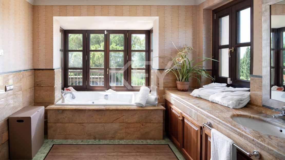 Элегантная вилла с классическим шармом в Сьерра-Бланка