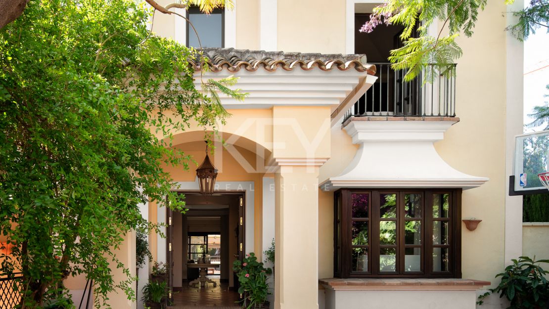 Элегантная вилла с классическим шармом в Сьерра-Бланка